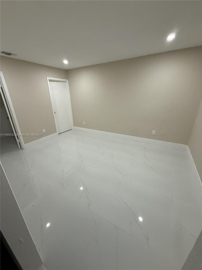 Building Photo - 5515 W 27th Ln