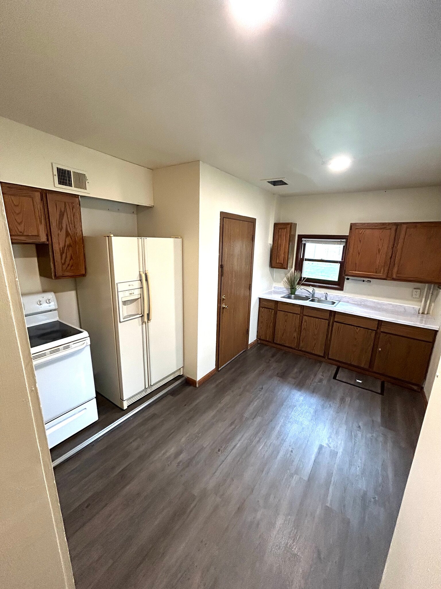 large kitchen - 528 Union St