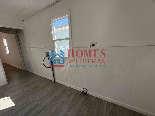 Building Photo - Three Bedroom House | Move in Special