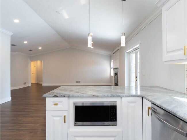 Building Photo - Country-Style Sarasota Living on a Full Acre - Pool Home with Oversized Workshop — Move-In Ready Now