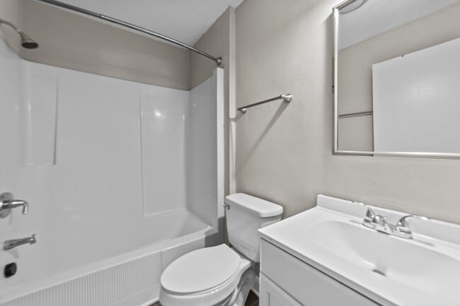 Building Photo - Updated Two Bedroom near Downtown Smithfie...