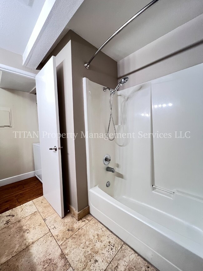 Building Photo - Charming 1-Bed Condo Retreat with Fireplace & Pool in Tualatin!