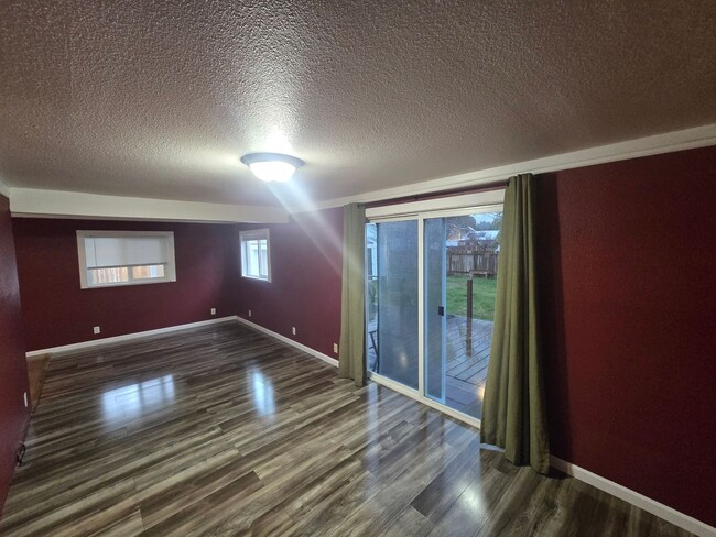 Building Photo - 3BR Northern McKinleyville home is close t...