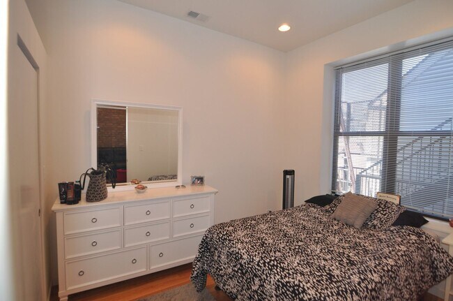 Building Photo - Video Tour- Sunny 2 Bed w/Laundry. Near 606 and EL. Free Internet. Amazing Deal.