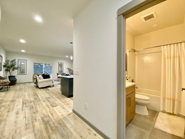 Building Photo - Luxury Home in Gated Community