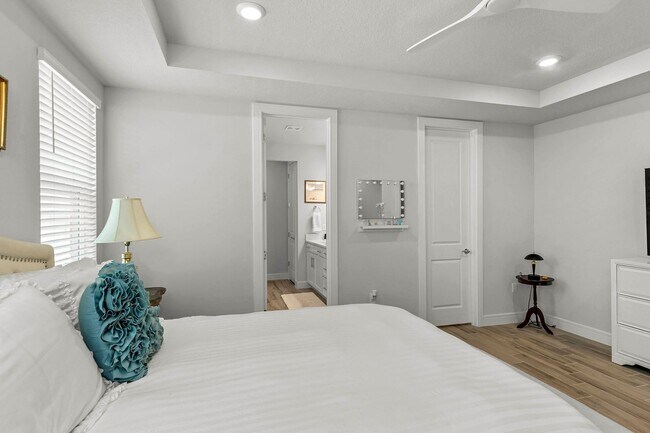 Building Photo - Available Furnished or Unfurnished 2Bed/2Bath+Office in Weslyn Park at Sunbridge