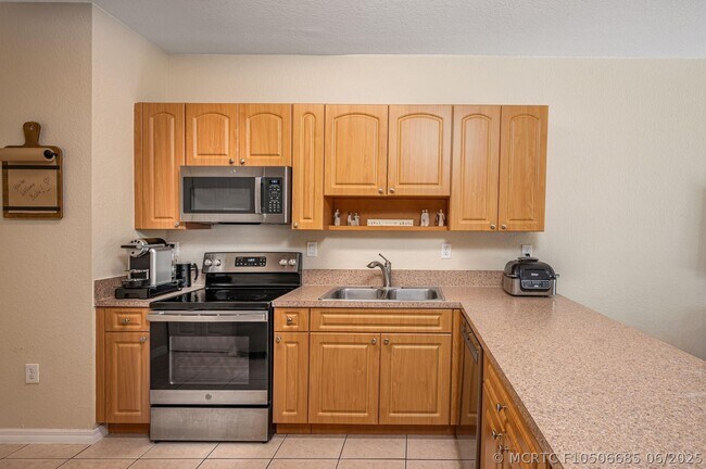 Building Photo - 5048 SW 136th Ave