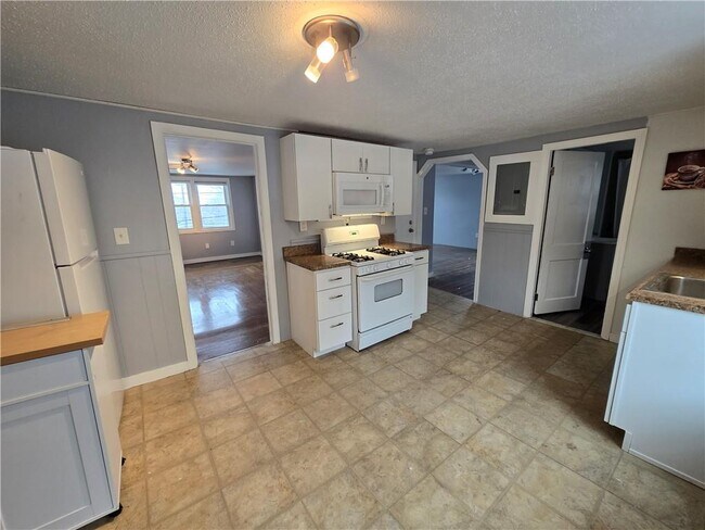 Building Photo - 968 Elm St