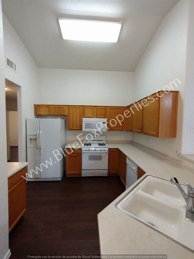Building Photo - 915 N Silverleaf Oak Pl