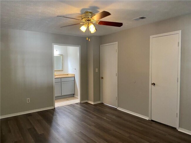 Building Photo - 1607 Augusta Dr