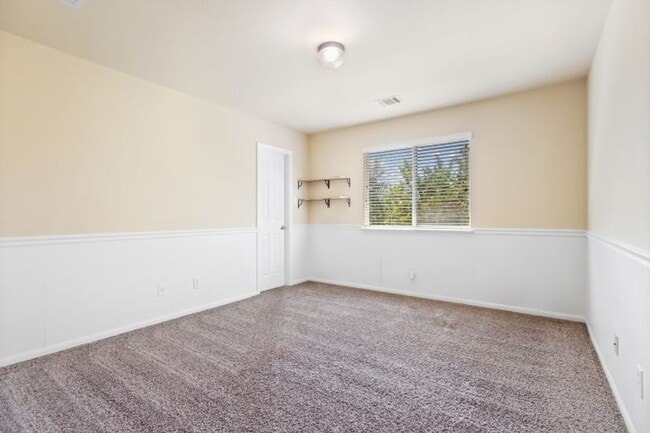 Building Photo - 4 bedroom / 2 bathroom