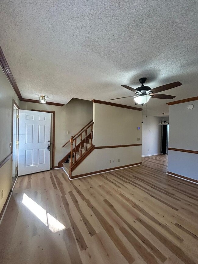 Building Photo - 10 Crescent Ln