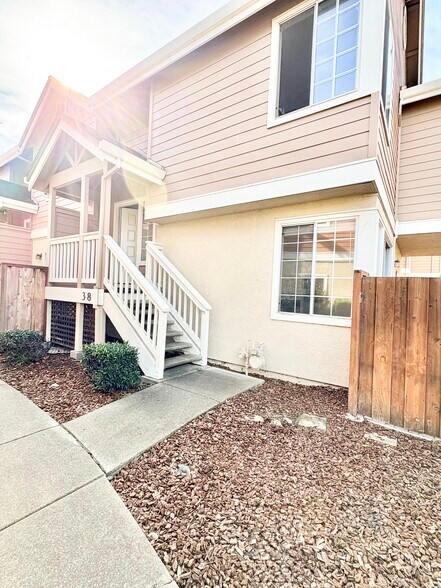 Building Photo - 38 Manchester Ln