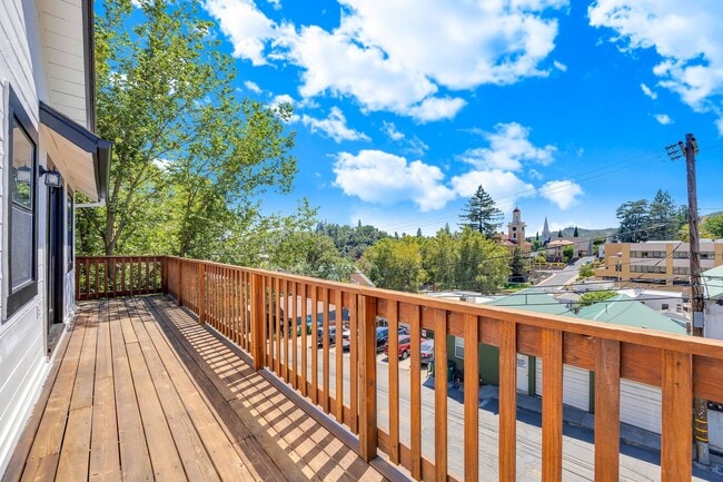 Building Photo - Charming Newly Remodeled 2 Bedroom Home in...