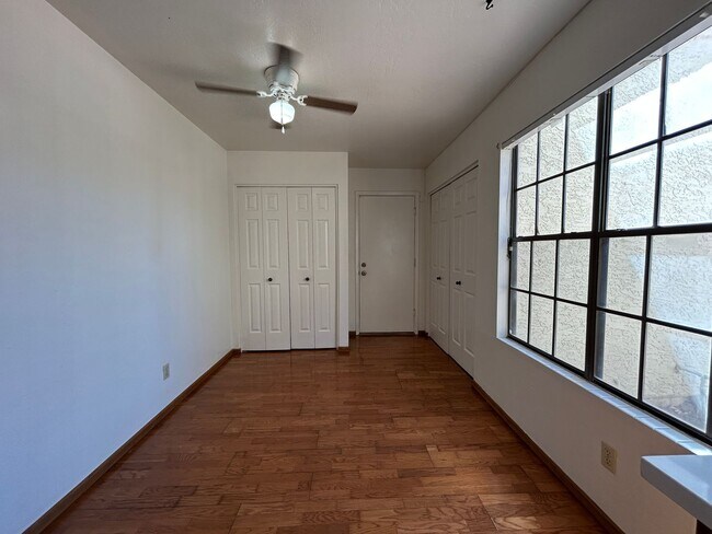 Building Photo - 1912 E Vinedo Ln