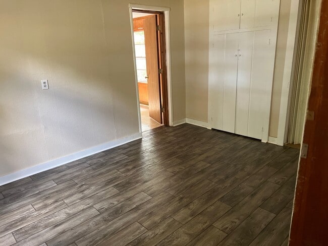 Building Photo - comfortable and convenient 2 bedroom 1 bathroom