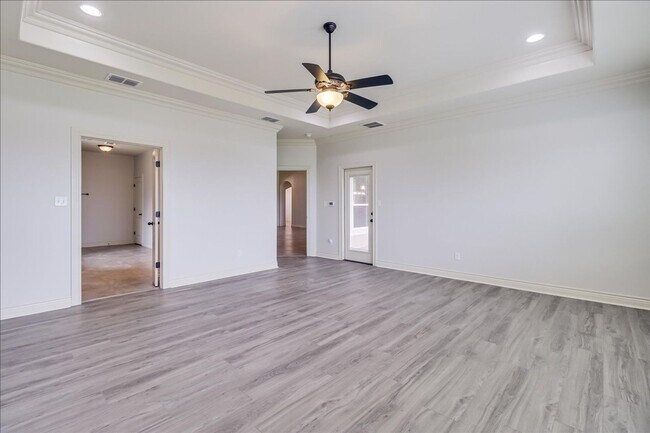 Building Photo - 6241 Lago Vista Dr