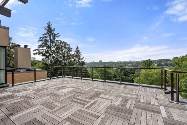 Building Photo - 225 Kenrick St