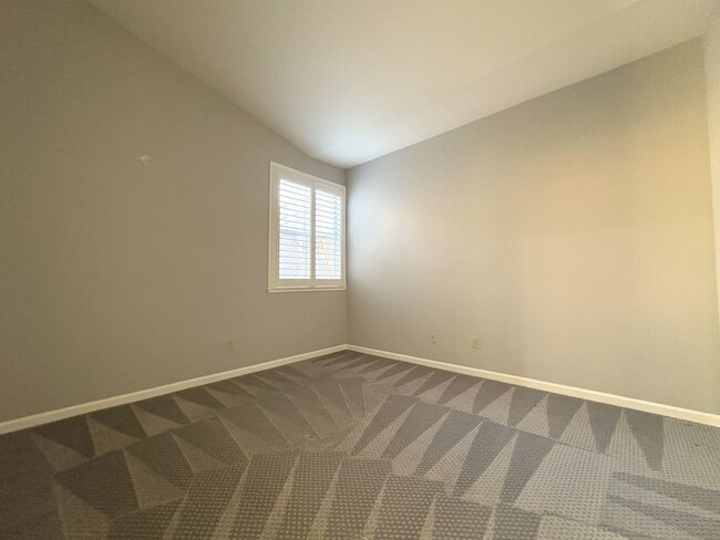 Building Photo - Charming Waterfront Single Family Home in Redwood Shores Available Now!