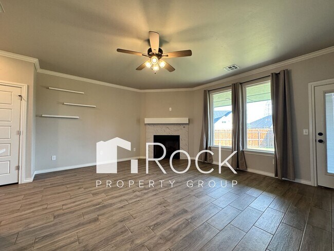 Building Photo - Spacious 3-Bedroom Home with Designer Kitc...