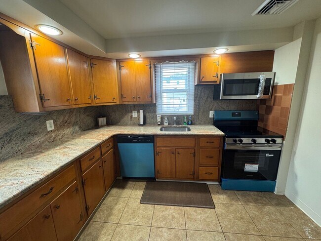 Building Photo - 1131 Trewellyn Ave