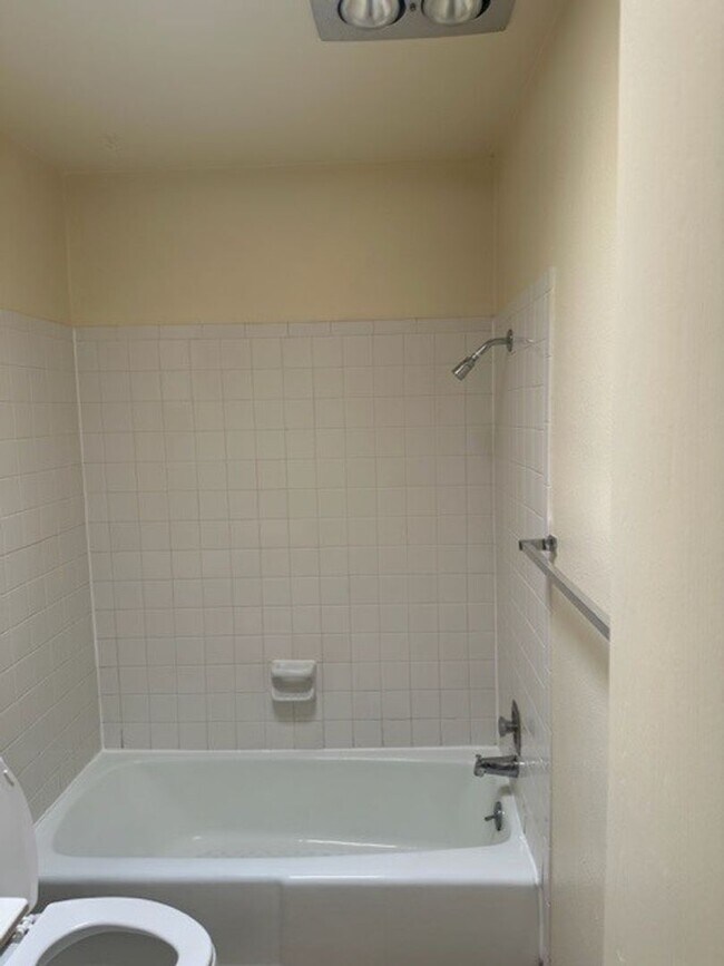 Building Photo - 2 Bed, 2 Bath Townhome