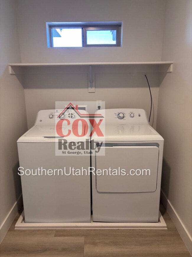 Building Photo - 3 bed / 2.5 bath / 2-car with washer/dryer...