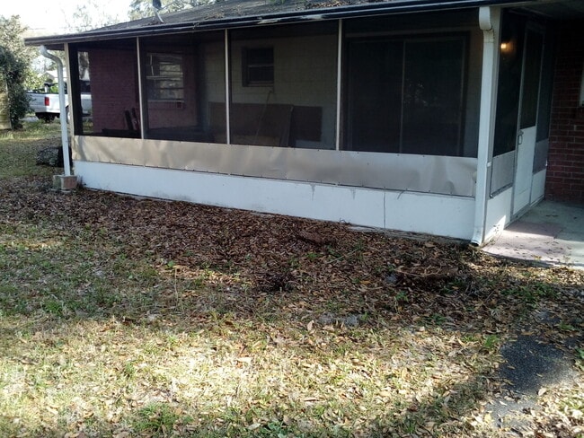 Building Photo - 3 Bed 2 Bath Home | Pet Friendly | Washer Dryer Hook Ups | Section 8 Welcome - New floors coming ...