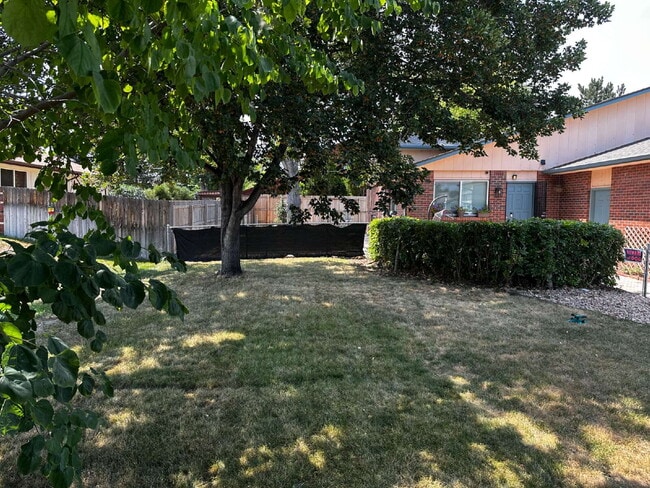 Building Photo - AVAILABLE OCTOBER! Wonderful 3 bed/2 bath ...