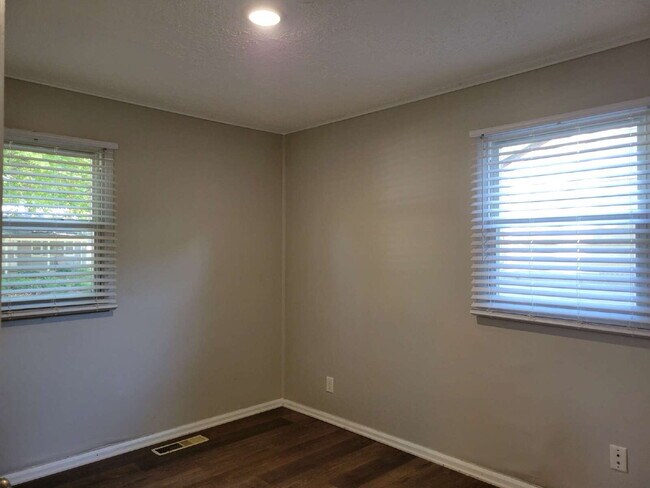 Building Photo - Sweet Home — 3 Bedroom with Garage & Stainless Steel Appliances