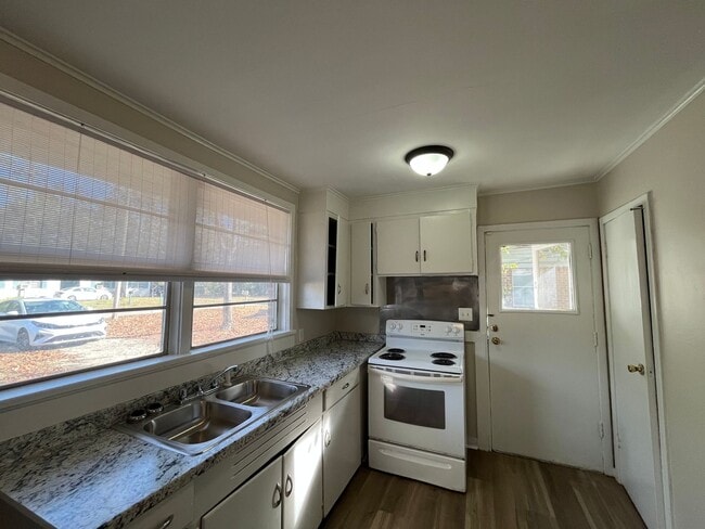 Building Photo - 2108 Robin St