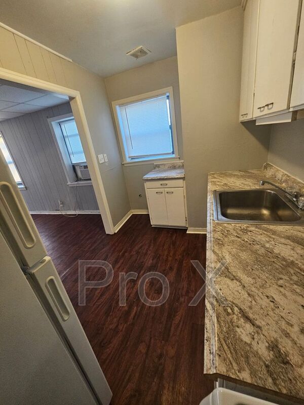 Building Photo - 126 E 13th St