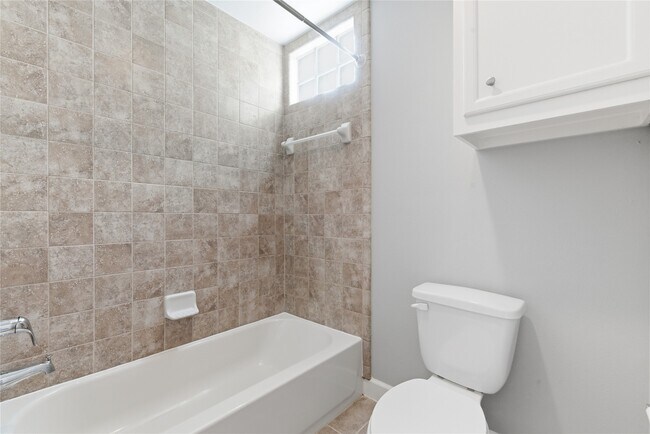 Building Photo - 5941 S Loop E