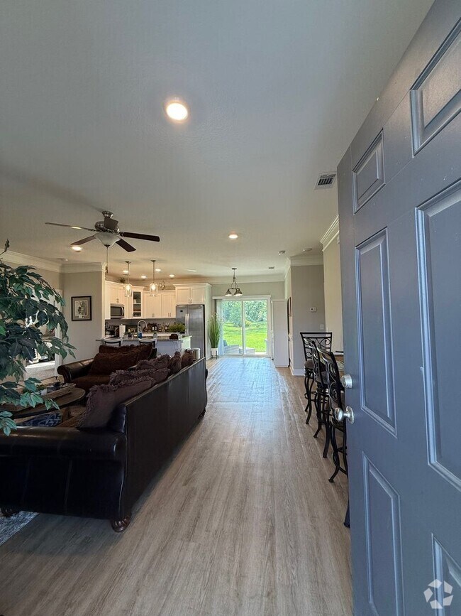 Building Photo - MOVE IN SPECIAL $400.00 OFF FIRST MONTH RE...