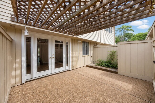 Building Photo - 2109 Lander Ln