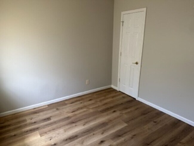 Building Photo - 4bedroom Home