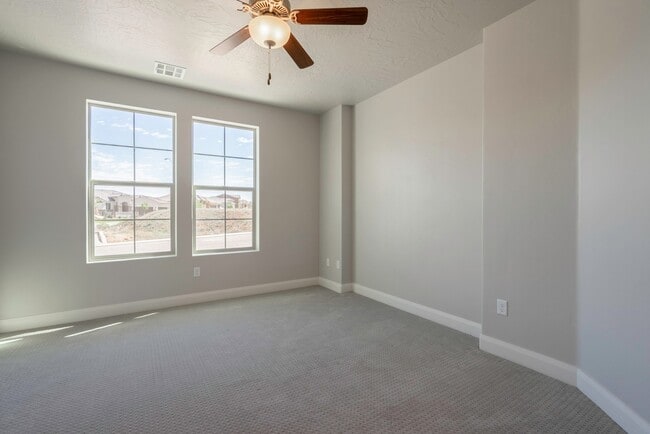 Building Photo - Modern 2018-Built Home with Main-Floor Primary Suite