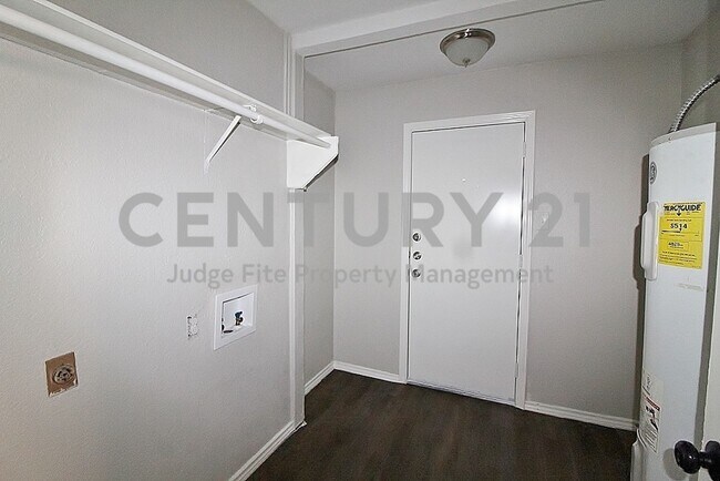 Building Photo - Nicely Updated 2/2/1 Duplex in Fort Worth ...