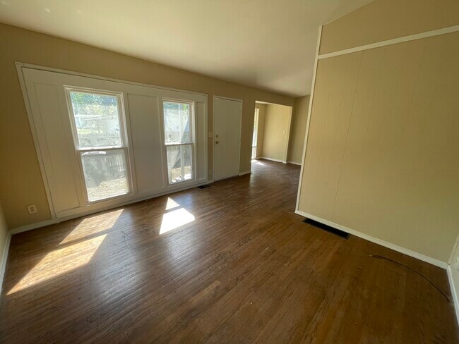 Building Photo - 504 Pixley St