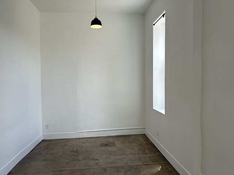 Building Photo - 111 N Walnut St
