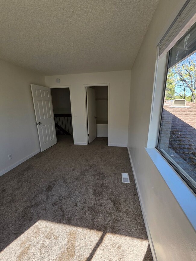 Building Photo - Updated 2 Bedroom, 1.5 Bath Townhouse-Styl...