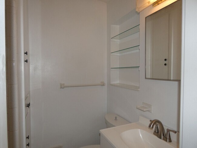Building Photo - Charming 3-Bedroom Home - Scenic Hwy