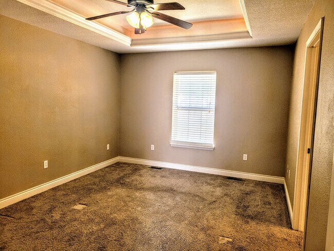 Building Photo - Beautiful fenced home near FLW