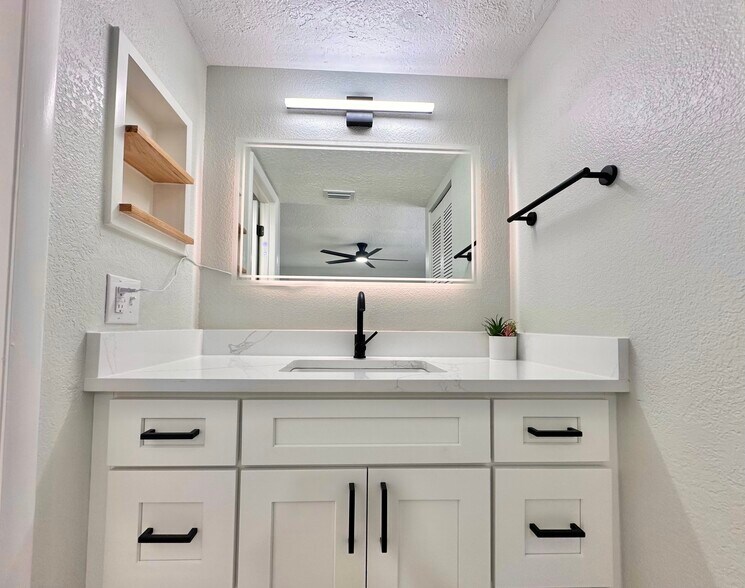 Master Washing Area - 4915 W McElroy Ave