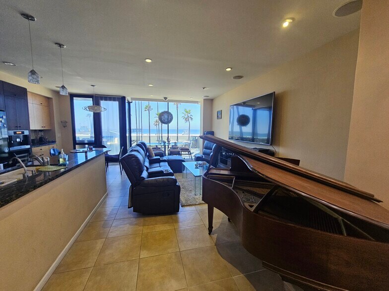 Building Photo - 3009 Ocean Front Walk
