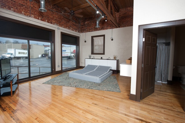 Building Photo - 2101 Beale Ave