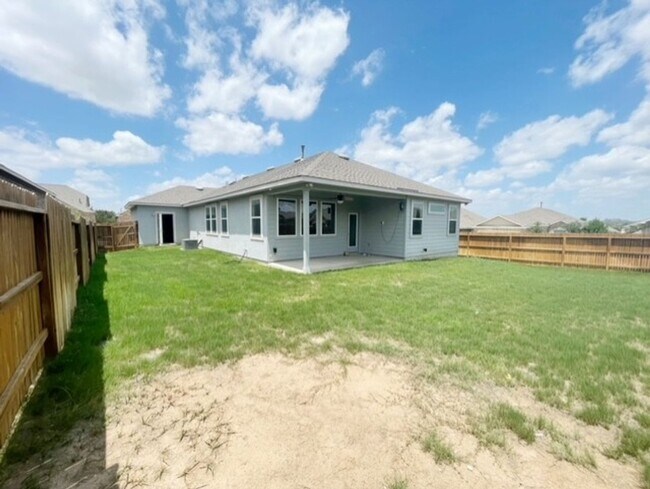 Building Photo - This stunning, 4BED/2BATH, well maintained...