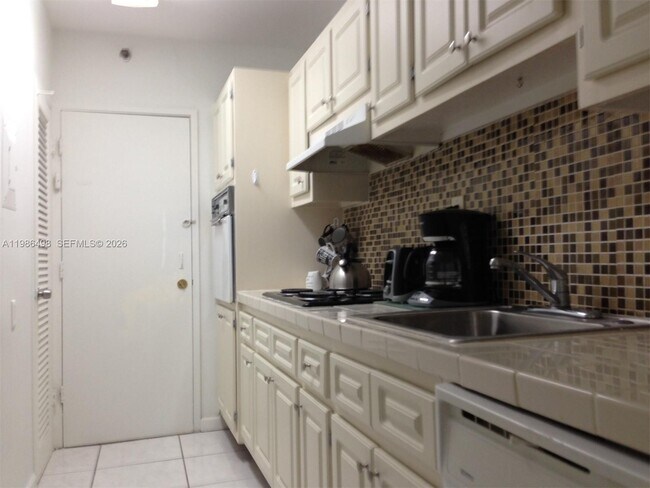 Building Photo - 100 Lincoln Rd