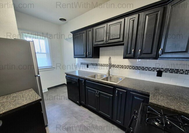 Building Photo - FOR RENT- Beautifully Updated Home Near Golf Course on 4th! Pets ok!!