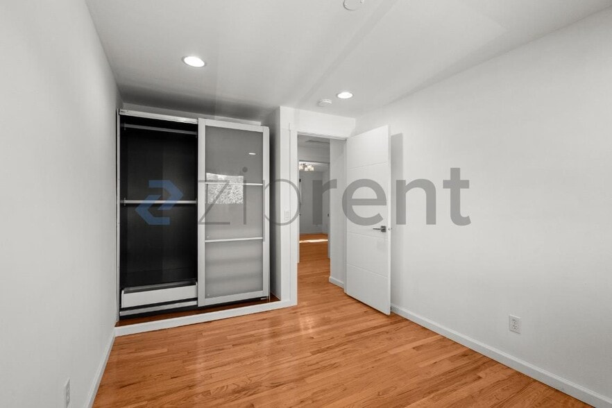 Building Photo - Unit